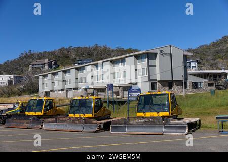 Smiggin-Löcher-Skigebiet in Australien, Teil des Perisher-Skigebietes, Sommertagesaufnahme mit Schneepflügen und Apartmentgebäude, NSW, Australien, 2024 Stockfoto