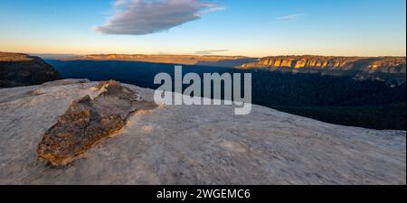 Von Lincoln's Rock in Australien aus bietet sich ein Blick auf die Blue Mountains im Morgengrauen über das Jamison Valley bis zum Mount Solitary in New South Wales Stockfoto