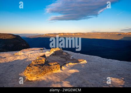 Von Lincoln's Rock in Australien aus bietet sich ein Blick auf die Blue Mountains im Morgengrauen über das Jamison Valley bis zum Mount Solitary in New South Wales Stockfoto