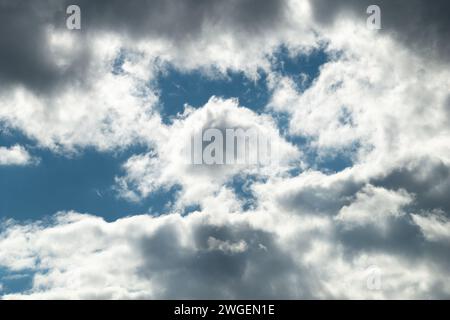 Starke Regenwolken zerstreuen sich, wenn die Sonne an einem teilweise bewölkten Tag durchbricht Stockfoto