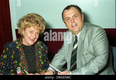 Die ehemalige Bordellmeisterin Cynthia Payne (links) bei einer Veranstaltung in Flitwick, Bedfordshire, Großbritannien im Jahr 1991. Stockfoto