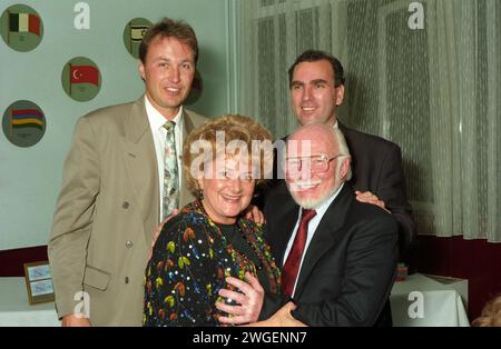 Ehemalige Bordellmeisterin Cynthia Payne (zweite von links) bei einer Veranstaltung in Flitwick, Bedfordshire, Großbritannien im Jahr 1991. Stockfoto