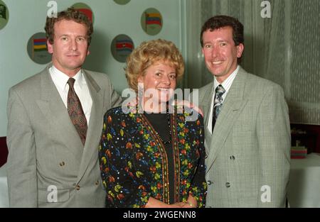 Ehemalige Bordellmeisterin Cynthia Payne (Zentrum) bei einer Veranstaltung in Flitwick, Bedfordshire, Großbritannien im Jahr 1991. Stockfoto