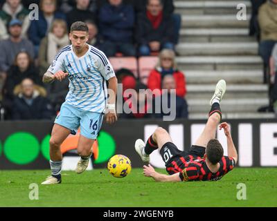 Bournemouth, Großbritannien. 30. Januar 2024. Bournemouth, England, 4. Februar 2024: Nicolas Dominguez aus Nottingham Forest (links) hält die Herausforderung von Ryan Christie (rechts) während des Premier League-Fußballspiels zwischen Bournemouth und Nottingham Forest im Vitality Stadium in Bournemouth, England (David Horton/SPP) ab. /Alamy Live News Stockfoto