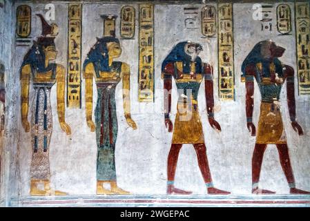 Vier Personen stehen in einer Schlange an der Wand des Grabes von Ramesses III. Im Tal der Könige bei Luxor, Ägypten Stockfoto
