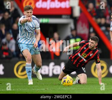 Bournemouth, Großbritannien. 30. Januar 2024. Bournemouth, England, 4. Februar 2024: Ryan Yates aus Nottingham Forest (links) und Ryan Christie aus Bournemouth (rechts) während des Premier League-Fußballspiels zwischen Bournemouth und Nottingham Forest im Vitality Stadium in Bournemouth, England (David Horton/SPP) Credit: SPP Sport Press Photo. /Alamy Live News Stockfoto