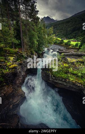 Gudbrandsjuvet natürliche Schlucht in Norwegen tauchen kaskadierende Wasserfälle in eine enge Schlucht ein und schaffen ein fesselndes und immersives Spektakel. Stockfoto