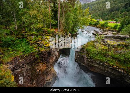 Gudbrandsjuvet natürliche Schlucht in Norwegen tauchen kaskadierende Wasserfälle in eine enge Schlucht ein und schaffen ein fesselndes und immersives Spektakel. Stockfoto