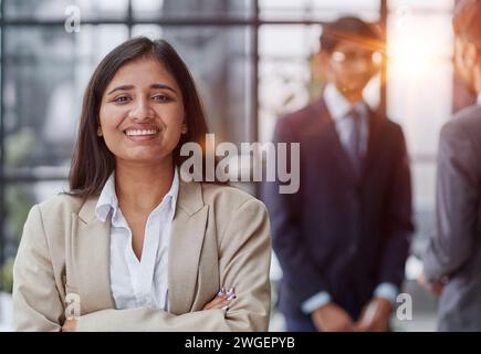 Verschiedene Unternehmensteams versammeln sich, um Informationen und Pläne auszutauschen Stockfoto