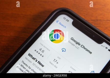 Vancouver, KANADA - 29. Januar 2024 : Google Chrome App wird im App Store auf einem iPhone-Bildschirm angezeigt. Google Chrome ist ein von Google entwickelter Webbrowser Stockfoto