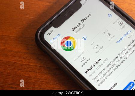 Vancouver, KANADA - 29. Januar 2024 : Google Chrome App wird im App Store auf einem iPhone-Bildschirm angezeigt. Google Chrome ist ein von Google entwickelter Webbrowser Stockfoto