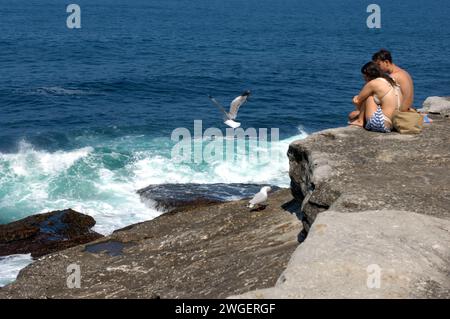 Die Besucher genießen die dramatischen Felsformationen im Rahmen des Coogee to Bondi Walk in Sydney, Australien. Stockfoto