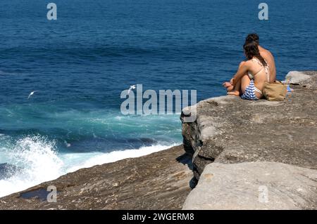 Die Besucher genießen die dramatischen Felsformationen im Rahmen des Coogee to Bondi Walk in Sydney, Australien. Stockfoto