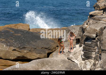 Die Besucher genießen die dramatischen Felsformationen im Rahmen des Coogee to Bondi Walk in Sydney, Australien. Stockfoto