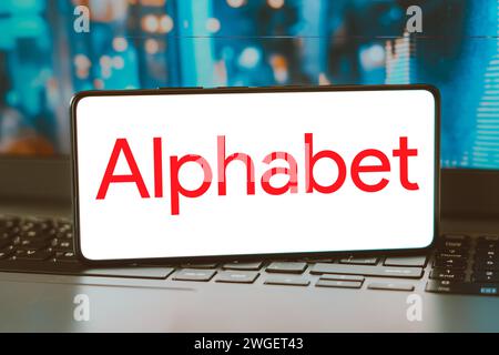 Brasilien. Februar 2024. In dieser Abbildung wird das Logo von Alphabet Inc. Auf einem Smartphone-Bildschirm angezeigt. (Credit Image: © Rafael Henrique/SOPA Images via ZUMA Press Wire) NUR REDAKTIONELLE VERWENDUNG! Nicht für kommerzielle ZWECKE! Stockfoto