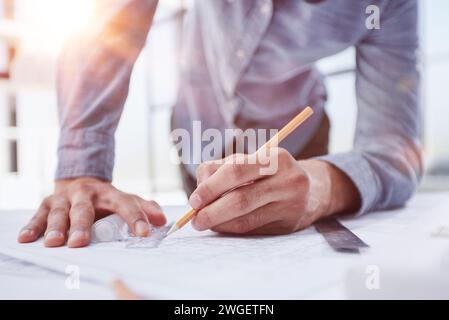 Ingenieure konstruieren gemäß Zeichnungen und arbeiten bei der Strukturanalyse von Projekttypen zusammen. Stockfoto