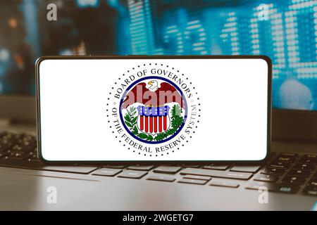 Brasilien. Februar 2024. In dieser Abbildung wird das Federal Reserve System (FED)-Logo auf einem Smartphone-Bildschirm angezeigt. (Credit Image: © Rafael Henrique/SOPA Images via ZUMA Press Wire) NUR REDAKTIONELLE VERWENDUNG! Nicht für kommerzielle ZWECKE! Stockfoto