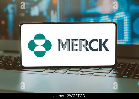 Brasilien. Februar 2024. In dieser Fotoabbildung wird das Merck Sharp and Dohme Logo auf einem Smartphone-Bildschirm angezeigt. (Credit Image: © Rafael Henrique/SOPA Images via ZUMA Press Wire) NUR REDAKTIONELLE VERWENDUNG! Nicht für kommerzielle ZWECKE! Stockfoto