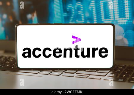 Brasilien. Februar 2024. In dieser Abbildung wird das Accenture Logo auf einem Smartphone-Bildschirm angezeigt. (Credit Image: © Rafael Henrique/SOPA Images via ZUMA Press Wire) NUR REDAKTIONELLE VERWENDUNG! Nicht für kommerzielle ZWECKE! Stockfoto