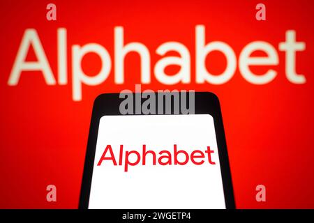 Brasilien. Februar 2024. In dieser Abbildung wird das Logo von Alphabet Inc. Auf einem Smartphone-Bildschirm und im Hintergrund angezeigt. (Credit Image: © Rafael Henrique/SOPA Images via ZUMA Press Wire) NUR REDAKTIONELLE VERWENDUNG! Nicht für kommerzielle ZWECKE! Stockfoto