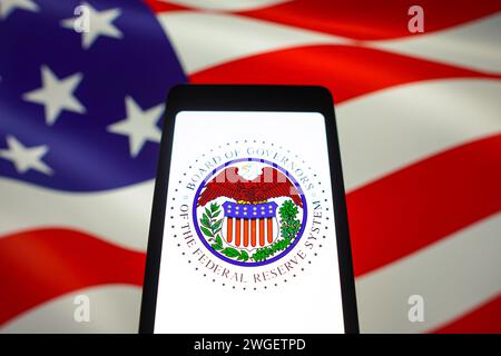 Brasilien. Februar 2024. In dieser Abbildung wird das Federal Reserve System (FED)-Logo auf einem Smartphone-Bildschirm und im Hintergrund die Flagge der Vereinigten Staaten angezeigt. (Credit Image: © Rafael Henrique/SOPA Images via ZUMA Press Wire) NUR REDAKTIONELLE VERWENDUNG! Nicht für kommerzielle ZWECKE! Stockfoto