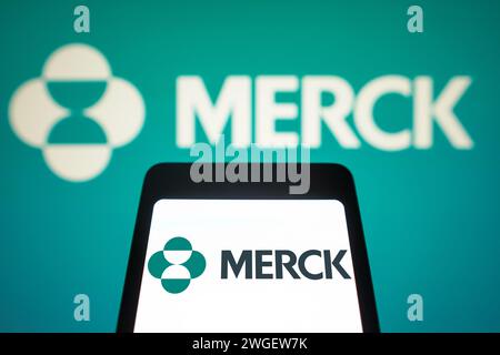 Brasilien. Februar 2024. In dieser Fotoabbildung wird das Merck Sharp and Dohme Logo auf einem Smartphone-Bildschirm und im Hintergrund angezeigt. (Credit Image: © Rafael Henrique/SOPA Images via ZUMA Press Wire) NUR REDAKTIONELLE VERWENDUNG! Nicht für kommerzielle ZWECKE! Stockfoto