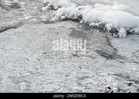 Eiskristalle bilden Spitzenformen auf gefrorenem Fluss, Nahaufnahme Makro Detail Stockfoto