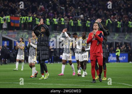 Mailand, Italien. Februar 2024. Fabio Miretti, Mattia Perin, Carlo Pinsoglio, Gleison Bremer, Timothy Weah, Alex Sandro, Wojciech Szczesny und Manuel Locatelli von Juventus applaudieren den Fans nach dem letzten Pfiff des Spiels der Serie A in Giuseppe Meazza, Mailand. Der Bildnachweis sollte lauten: Jonathan Moscrop/Sportimage Credit: Sportimage Ltd/Alamy Live News Stockfoto
