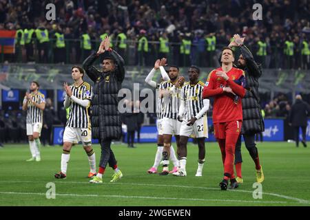 Mailand, Italien. Februar 2024. Fabio Miretti, Mattia Perin, Carlo Pinsoglio, Gleison Bremer, Timothy Weah, Alex Sandro, Wojciech Szczesny und Manuel Locatelli von Juventus applaudieren den Fans nach dem letzten Pfiff des Spiels der Serie A in Giuseppe Meazza, Mailand. Der Bildnachweis sollte lauten: Jonathan Moscrop/Sportimage Credit: Sportimage Ltd/Alamy Live News Stockfoto