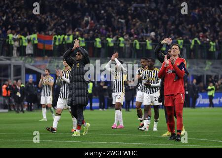 Mailand, Italien. Februar 2024. Fabio Miretti, Mattia Perin, Carlo Pinsoglio, Gleison Bremer, Timothy Weah, Alex Sandro, Wojciech Szczesny und Manuel Locatelli von Juventus applaudieren den Fans nach dem letzten Pfiff des Spiels der Serie A in Giuseppe Meazza, Mailand. Der Bildnachweis sollte lauten: Jonathan Moscrop/Sportimage Credit: Sportimage Ltd/Alamy Live News Stockfoto