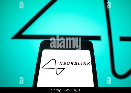Brasilien. Februar 2024. In dieser Fotoabbildung wird das Neuralink-Logo auf einem Smartphone-Bildschirm und im Hintergrund angezeigt. (Credit Image: © Rafael Henrique/SOPA Images via ZUMA Press Wire) NUR REDAKTIONELLE VERWENDUNG! Nicht für kommerzielle ZWECKE! Stockfoto