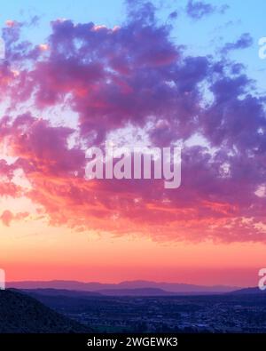 Spektakulärer und farbenfroher Sonnenaufgang und Wolkenblick vom Yucca Valley zum Joshua Tree Stockfoto