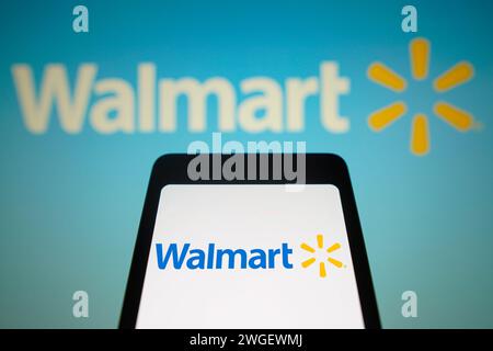Brasilien. Februar 2024. In dieser Abbildung wird das Logo von Walmart, Inc. Auf einem Smartphone-Bildschirm und im Hintergrund angezeigt. (Credit Image: © Rafael Henrique/SOPA Images via ZUMA Press Wire) NUR REDAKTIONELLE VERWENDUNG! Nicht für kommerzielle ZWECKE! Stockfoto