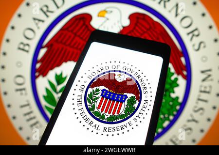Brasilien. Februar 2024. In dieser Fotoabbildung wird das Federal Reserve System (FED)-Logo auf einem Smartphone-Bildschirm und im Hintergrund angezeigt. (Credit Image: © Rafael Henrique/SOPA Images via ZUMA Press Wire) NUR REDAKTIONELLE VERWENDUNG! Nicht für kommerzielle ZWECKE! Stockfoto