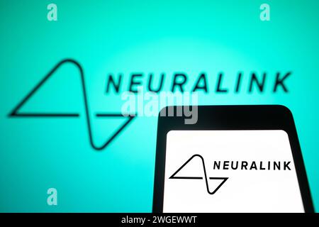 Brasilien. Februar 2024. In dieser Fotoabbildung wird das Neuralink-Logo auf einem Smartphone-Bildschirm und im Hintergrund angezeigt. (Credit Image: © Rafael Henrique/SOPA Images via ZUMA Press Wire) NUR REDAKTIONELLE VERWENDUNG! Nicht für kommerzielle ZWECKE! Stockfoto