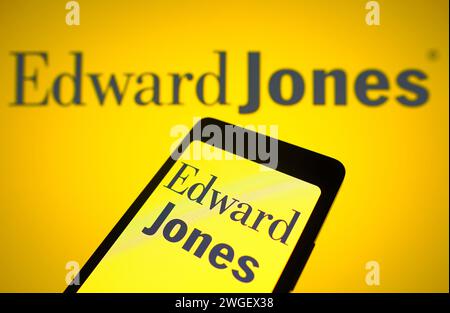 Brasilien. Februar 2024. In dieser Fotoabbildung wird das Edward Jones Investments Logo auf einem Smartphone-Bildschirm und im Hintergrund angezeigt. (Credit Image: © Rafael Henrique/SOPA Images via ZUMA Press Wire) NUR REDAKTIONELLE VERWENDUNG! Nicht für kommerzielle ZWECKE! Stockfoto