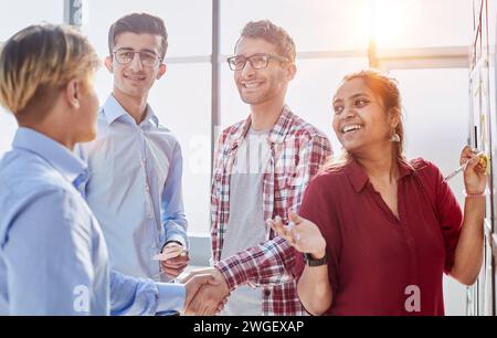 Geschäftsfrau schreibt auf Flipchart in modernen Büros Stockfoto