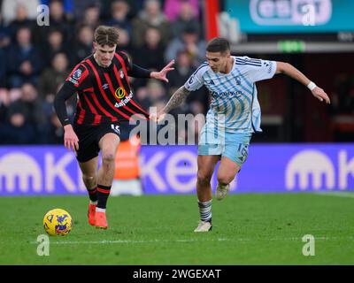 Bournemouth, Großbritannien. 30. Januar 2024. Bournemouth, England, 4. Februar 2024: Nicolas Dominguez (rechts) von Nottingham Forest kämpft mit Alex Scott von Bournemouth (links) während des Premier League-Fußballspiels zwischen Bournemouth und Nottingham Forest im Vitality Stadium in Bournemouth, England (David Horton/SPP) Credit: SPP Sport Press Photo. /Alamy Live News Stockfoto