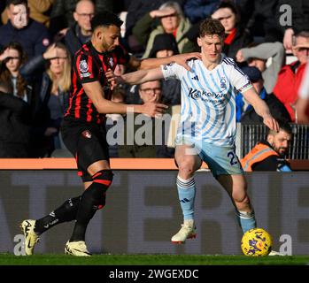 Bournemouth, Großbritannien. 30. Januar 2024. Bournemouth, England, 4. Februar 2024: Bournemouth's Lloyd Kelly (links) kämpft mit Ryan Yates (rechts) im Premier League-Fußballspiel zwischen Bournemouth und Nottingham Forest im Vitality Stadium in Bournemouth, England (David Horton/SPP) Credit: SPP Sport Press Photo. /Alamy Live News Stockfoto