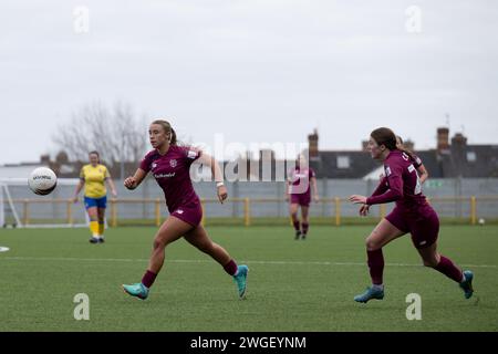 Barry, Großbritannien. Februar 2024. Seren Watkins von Cardiff City Women während des Genero Adrian Premier Matches zwischen Barry Town United Women und Cardiff City Women im Jenner Park Stadium in Barry am 4. Februar 2024. Dieses Bild darf nur für redaktionelle Zwecke verwendet werden. Nur redaktionelle Verwendung. Quelle: Ashley Crowden/Alamy Live News Stockfoto