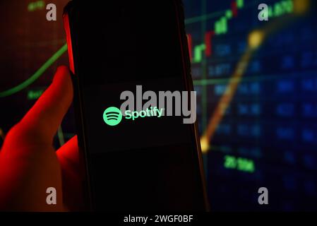 Abbildungen Multinationaler Unternehmen. Das Spotify-Logo ist auf einem Smartphone-Bildschirm mit Börsengrafiken auf diesem Illustrationsfoto am 4. Februar 2024 in Warschau, Polen, abgebildet. Warschau Polen Copyright: XAleksanderxKalkax Stockfoto