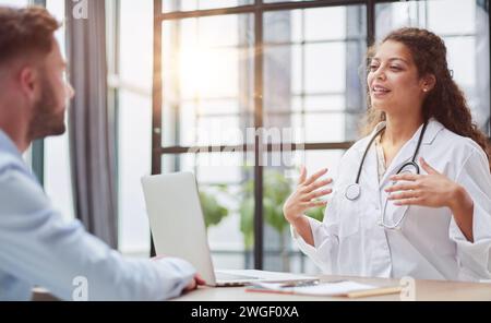 Arztberatung Patientenhände Nahaufnahme. Patient sitzt in der Arztpraxis. Diagnostisches Gesundheitswesen, medizinischer Dienst, Beratung oder Ausbildung, gesund Stockfoto