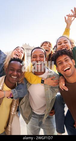 Porträt erregt multiethnische Gruppe glückliche sorglose junge Freunde Huckepack genießen die Zeit im Freien. Stockfoto