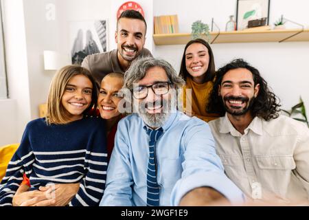 Mehrgenerationenfamilie macht gemeinsam ein Selfie auf dem Sofa Stockfoto