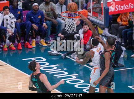 Washington, USA. Februar 2024. WASHINGTON, DC – 04. FEBRUAR: Bradley Beal (3) trifft bei einem NBA-Spiel zwischen den Washington Wizards und den Phoenix Suns am 4. Februar 2024 in der Capital One Arena in Washington, DC, vor Bilal Coulibaly (0). (Foto: Tony Quinn/SipaUSA) Credit: SIPA USA/Alamy Live News Stockfoto