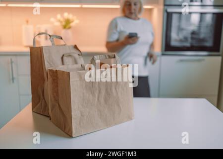 Food Delivery Service. Gemüseversand zu Hause Online-Bestellung zum Kochen und Paketbox mit Leerzeichen für Text. Auf Holztischhintergrund. Hoch Stockfoto