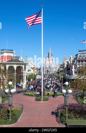 Cinderella's Castle von der Main Street, USA, Magic Kingdom, Walt Disney World Resort, Orange County, Orlando, Florida, Vereinigte Staaten von Amerika Stockfoto