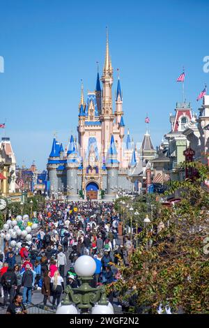 Cinderella's Castle von der Main Street, USA, Magic Kingdom, Walt Disney World Resort, Orange County, Orlando, Florida, Vereinigte Staaten von Amerika Stockfoto