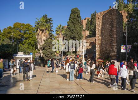 Junge Touristen vor dem Eingang von Malaga Alcazaba. Altes maurisches Schloss Alcazaba, Malaga, Andalusien, Spanien. Stockfoto