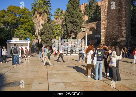 Junge Touristen vor dem Eingang von Malaga Alcazaba. Altes maurisches Schloss Alcazaba, Malaga, Andalusien, Spanien. Stockfoto